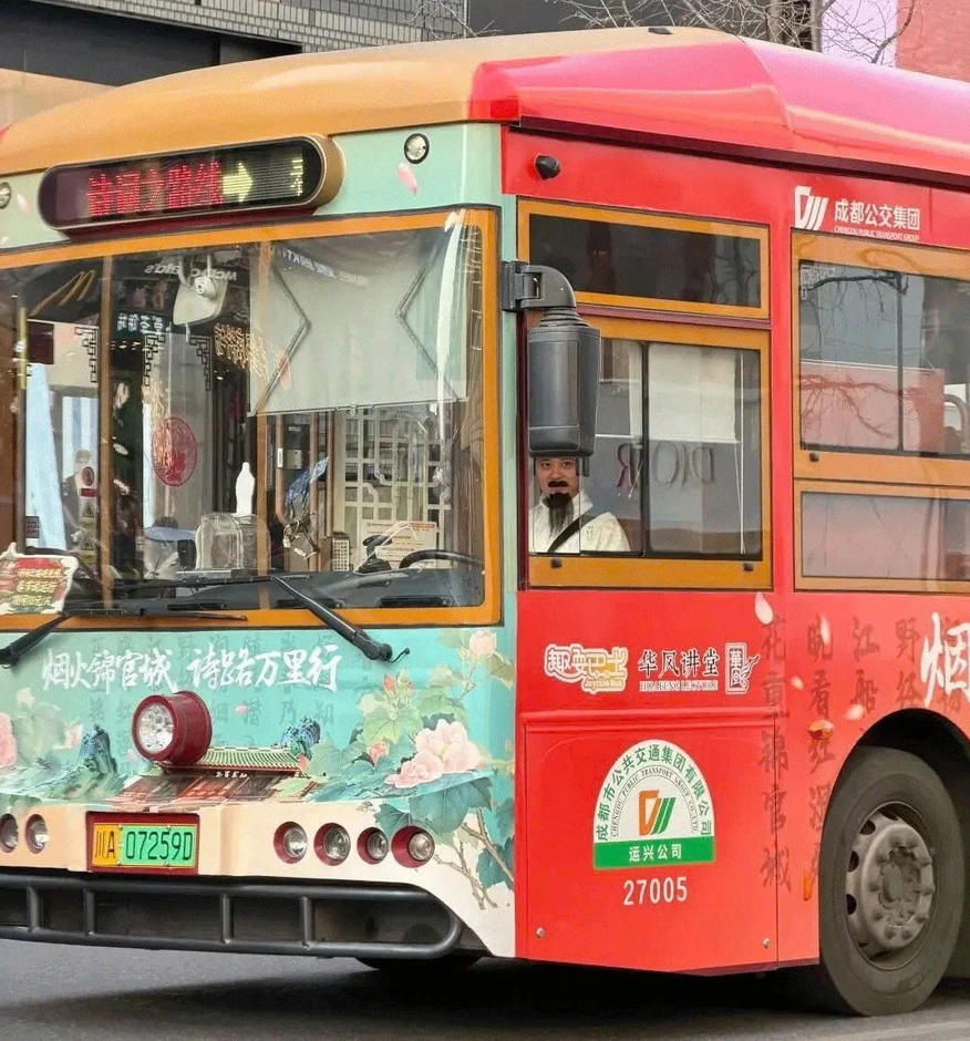 Tài xế Trung Quốc đóng vai hoàng đế, hiệp khách để cứu doanh thu xe buýt Tài xế Trung Quốc đóng vai hoàng đế, hiệp khách để cứu doanh thu xe buýt