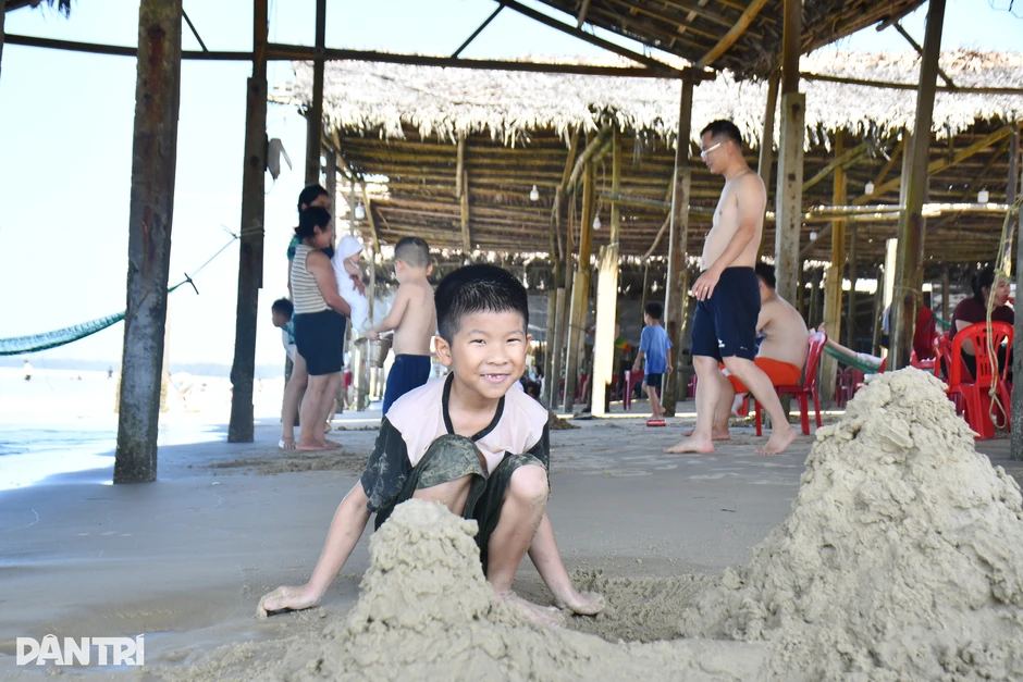 Tắm biển dưới mái che “độc nhất vô nhị” ở biển Khe Hai - Quảng Ngãi Tắm biển dưới mái che “độc nhất vô nhị” ở biển Khe Hai - Quảng Ngãi