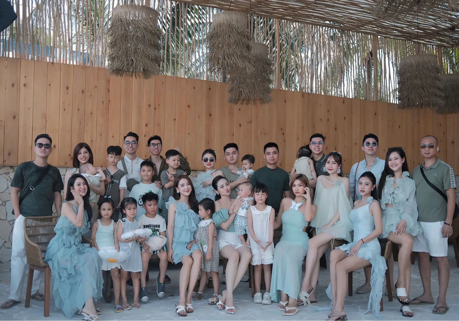 Tám cô gái Hà Nội chơi thân, mỗi năm chi trăm triệu đồng đi chơi kỷ niệm Tám cô gái Hà Nội chơi thân, mỗi năm chi trăm triệu đồng đi chơi kỷ niệm