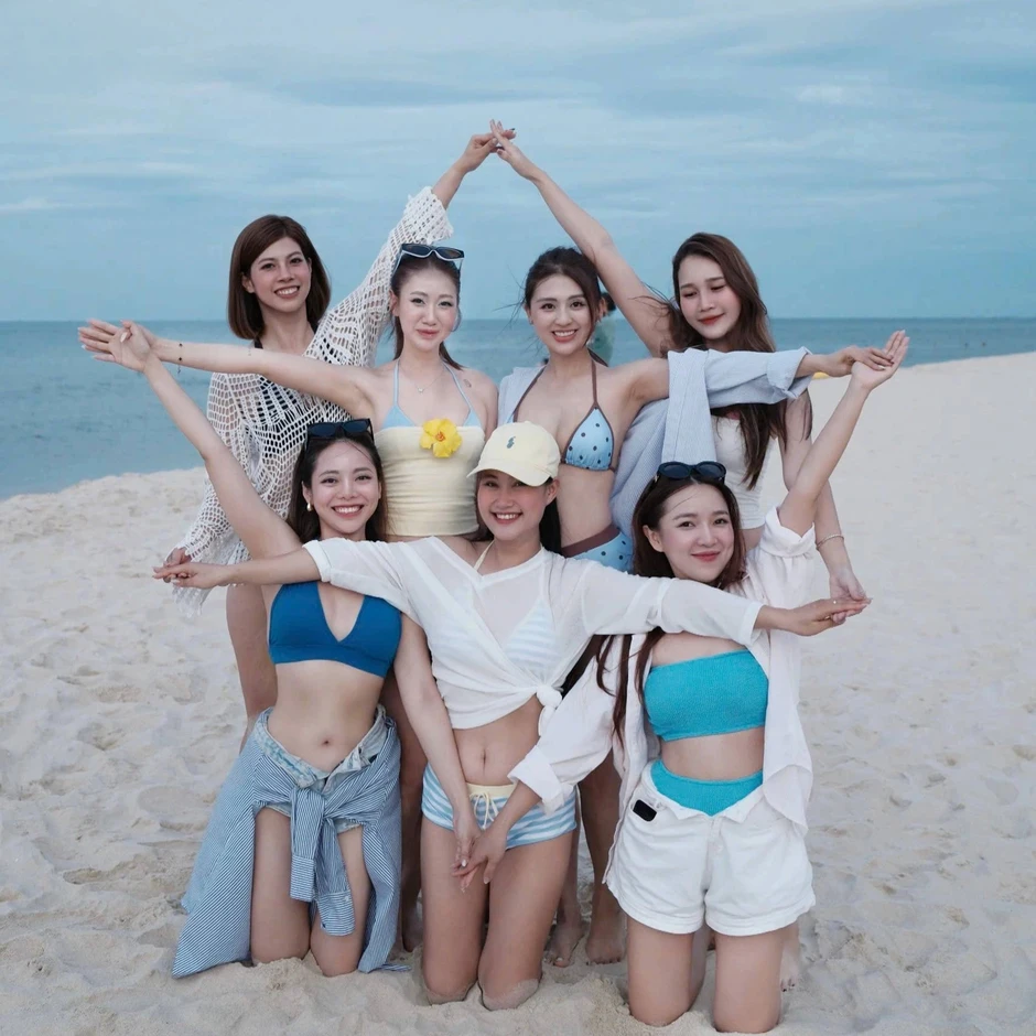 Tám cô gái Hà Nội chơi thân, mỗi năm chi trăm triệu đồng đi chơi kỷ niệm Tám cô gái Hà Nội chơi thân, mỗi năm chi trăm triệu đồng đi chơi kỷ niệm