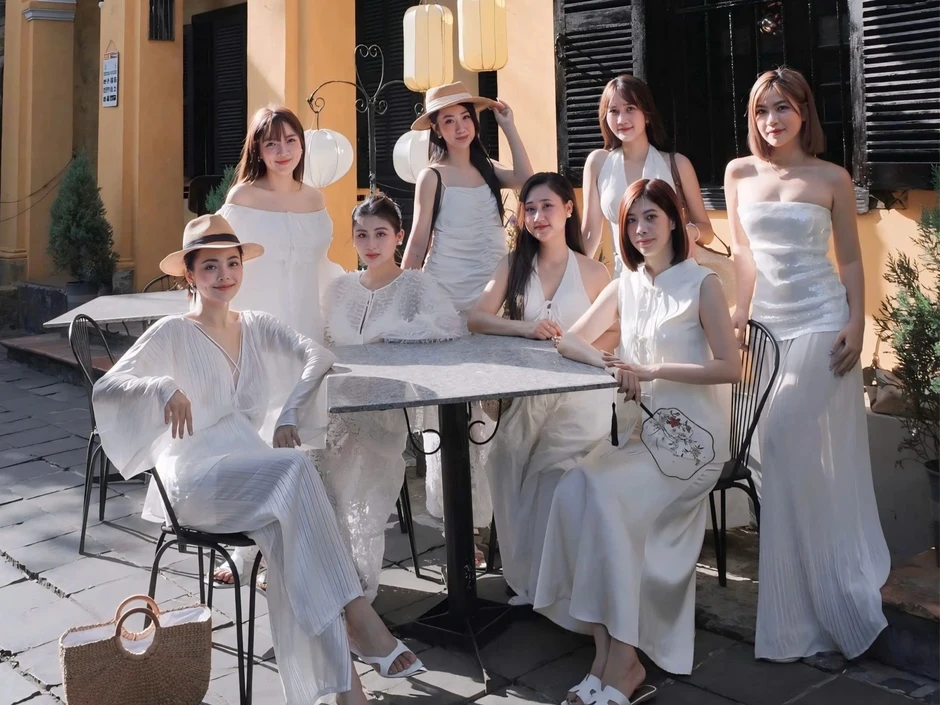 Tám cô gái Hà Nội chơi thân, mỗi năm chi trăm triệu đồng đi chơi kỷ niệm Tám cô gái Hà Nội chơi thân, mỗi năm chi trăm triệu đồng đi chơi kỷ niệm