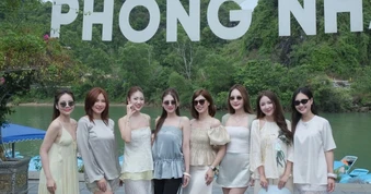 Tám cô gái Hà Nội chơi thân, mỗi năm chi trăm triệu đồng đi chơi kỷ niệm