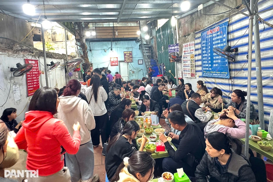 Tạm đóng cửa quán bún ở Hà Nội sau khi khách nước ngoài chê mất vệ sinh Tạm đóng cửa quán bún ở Hà Nội sau khi khách nước ngoài chê mất vệ sinh