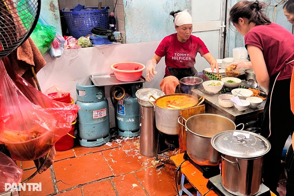 Tạm đóng cửa quán bún ở Hà Nội sau khi khách nước ngoài chê mất vệ sinh Tạm đóng cửa quán bún ở Hà Nội sau khi khách nước ngoài chê mất vệ sinh