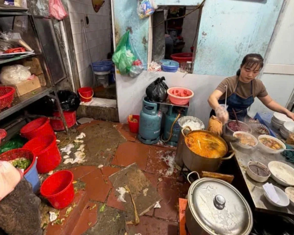 Tạm đóng cửa quán bún ở Hà Nội sau khi khách nước ngoài chê mất vệ sinh Tạm đóng cửa quán bún ở Hà Nội sau khi khách nước ngoài chê mất vệ sinh