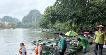 Tạm dừng nhiều điểm du lịch Ninh Bình do mưa lớn