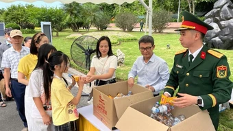 Tặng 45.000 suất quà cho người dân viếng Lăng Bác