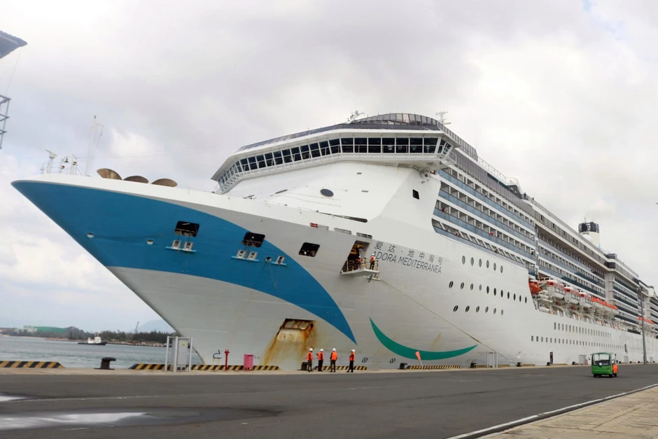 Tàu biển Adora Mediterranea chở hơn 2.200 người cập cảng Cam Ranh Tàu biển Adora Mediterranea chở hơn 2.200 người cập cảng Cam Ranh