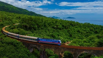 Tàu xuyên núi trên cung đường đẹp nhất Việt Nam