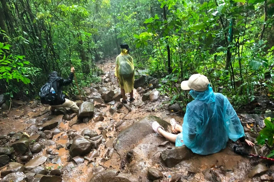Tây Ninh cảnh báo du khách nguy cơ đá lăn ở núi Bà Đen Tây Ninh cảnh báo du khách nguy cơ đá lăn ở núi Bà Đen