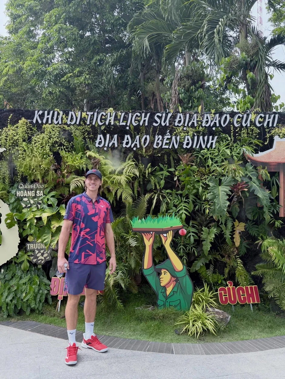 Tay vợt pickleball hàng đầu thế giới chui hầm, bắn súng ở Địa đạo Củ Chi Tay vợt pickleball hàng đầu thế giới chui hầm, bắn súng ở Địa đạo Củ Chi