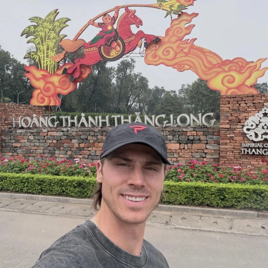 Tay vợt pickleball hàng đầu thế giới chui hầm, bắn súng ở Địa đạo Củ Chi Tay vợt pickleball hàng đầu thế giới chui hầm, bắn súng ở Địa đạo Củ Chi