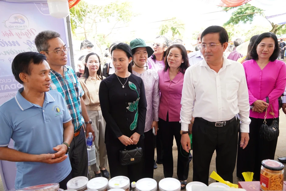 Tết Đoan Ngọ về Cần Thơ tham quan Ngày hội Sông nước, thưởng thức trái cây Tết Đoan Ngọ về Cần Thơ tham quan Ngày hội Sông nước, thưởng thức trái cây
