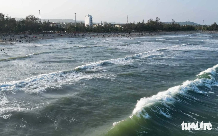 Thả phao ở bãi biển Mỹ Khê, khoanh vùng tắm an toàn Thả phao ở bãi biển Mỹ Khê, khoanh vùng tắm an toàn