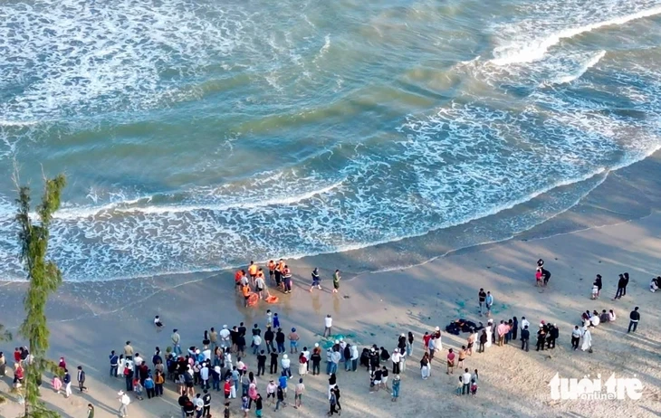 Thả phao ở bãi biển Mỹ Khê, khoanh vùng tắm an toàn Thả phao ở bãi biển Mỹ Khê, khoanh vùng tắm an toàn