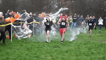 Thi cõng vợ, vượt chướng ngại vật ở Anh