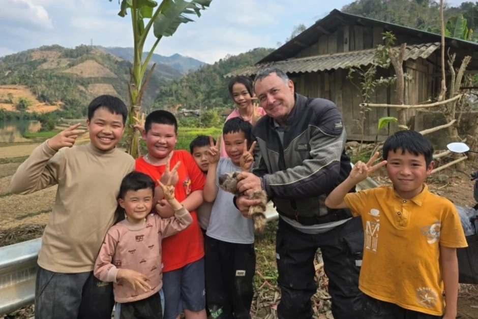 Thoát cơn đau tim, cụ ông 77 tuổi đi xe máy vòng quanh thế giới Thoát cơn đau tim, cụ ông 77 tuổi đi xe máy vòng quanh thế giới
