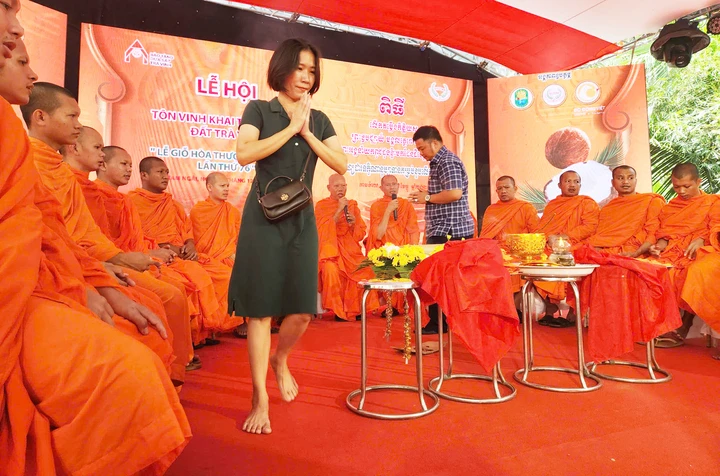 Thưởng thức bánh canh dừa sáp độc đáo tại Bảo tàng dừa sáp Trà Vinh Thưởng thức bánh canh dừa sáp độc đáo tại Bảo tàng dừa sáp Trà Vinh