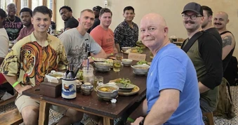 Thủy thủ tàu sân bay USS George Washington ăn mì quảng, uống cà phê vỉa hè