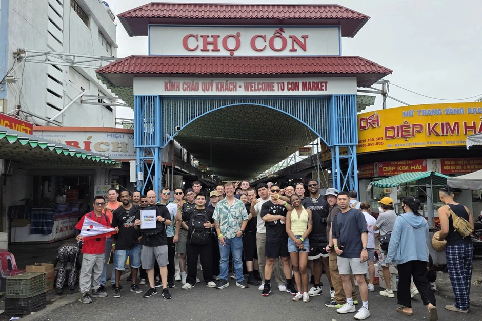 Thủy thủ tàu sân bay USS George Washington ăn mì quảng, uống cà phê vỉa hè Thủy thủ tàu sân bay USS George Washington ăn mì quảng, uống cà phê vỉa hè