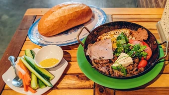 Tiệm bánh mì chảo Việt khiến khách xếp hàng cả tiếng ở Mỹ