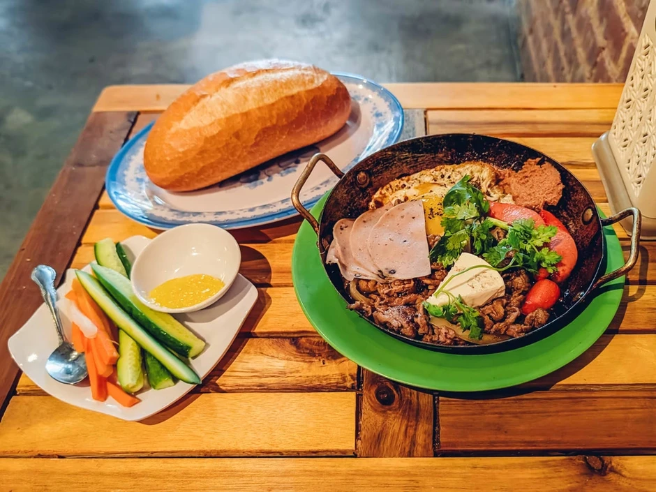 Tiệm bánh mì chảo Việt khiến khách xếp hàng cả tiếng ở Mỹ Tiệm bánh mì chảo Việt khiến khách xếp hàng cả tiếng ở Mỹ