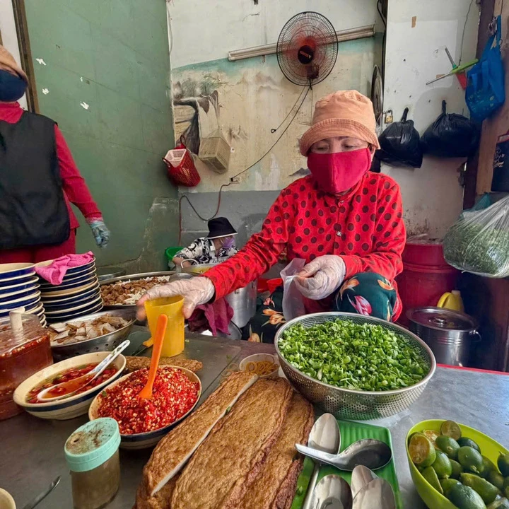 Tô bánh canh 8.000 đồng 'cứu đói' ở Nha Trang 6 năm không tăng giá Tô bánh canh 8.000 đồng 'cứu đói' ở Nha Trang 6 năm không tăng giá