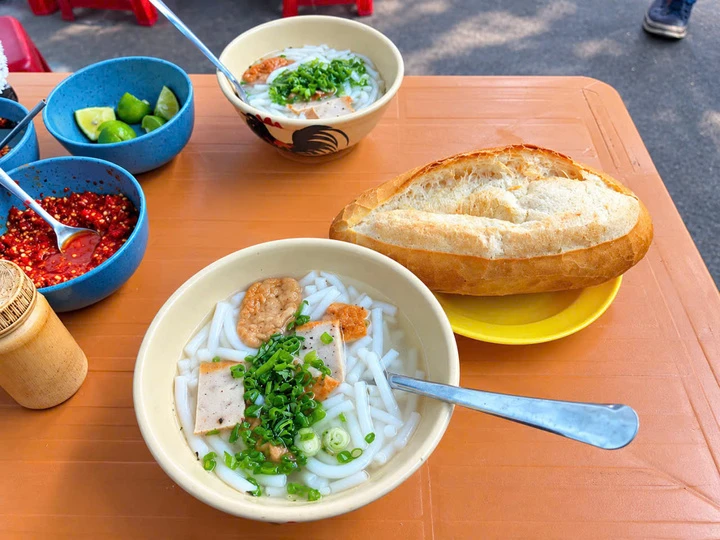 Tô bánh canh 8.000 đồng 'cứu đói' ở Nha Trang 6 năm không tăng giá Tô bánh canh 8.000 đồng 'cứu đói' ở Nha Trang 6 năm không tăng giá