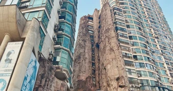 Tòa chung cư ở Trung Quốc ôm trọn "vách núi" cao 50m gây kinh ngạc