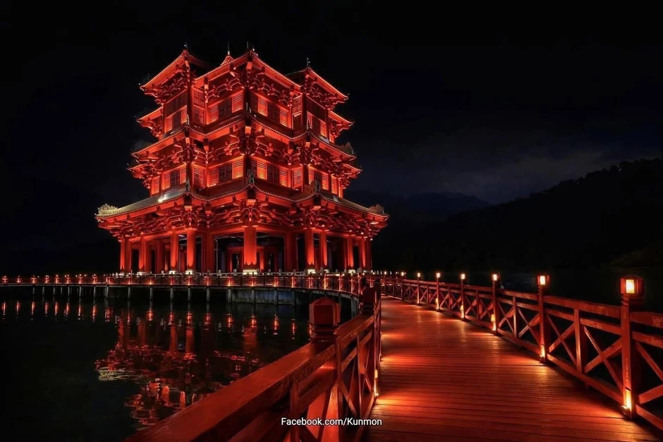 Tòa tháp đỏ rực, lung linh về đêm, cách Hà Nội 140km gây sốt mạng xã hội