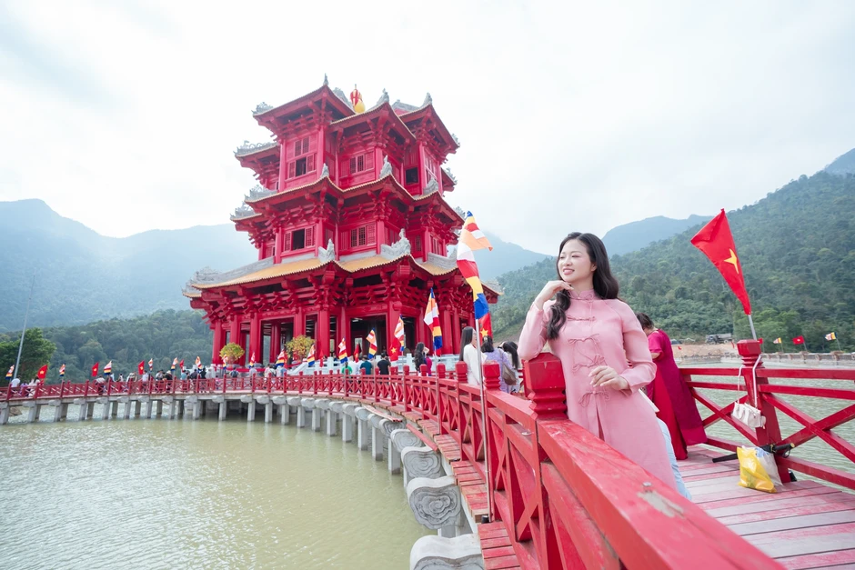 Tòa tháp đỏ rực, lung linh về đêm, cách Hà Nội 140km gây sốt mạng xã hội