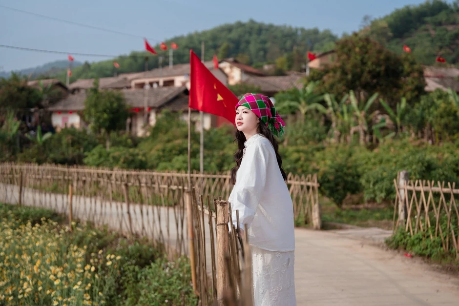 Tòa tháp đỏ rực, lung linh về đêm, cách Hà Nội 140km gây sốt mạng xã hội