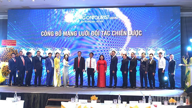 Tổng Công ty Du lịch Sài Gòn ký kết hợp tác cùng các đối tác chiến lược Tổng Công ty Du lịch Sài Gòn ký kết hợp tác cùng các đối tác chiến lược