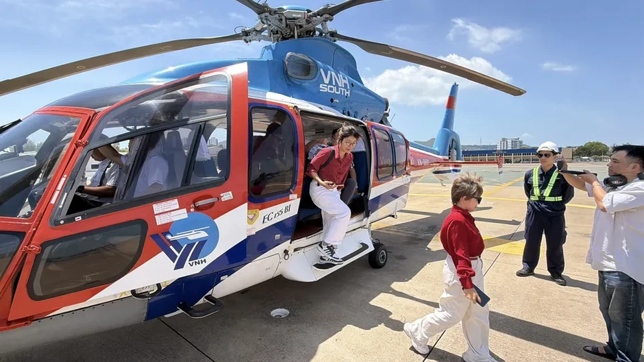 Tour trực thăng ngắm cảnh phục vụ 48 khách trong ngày đầu khai thác Tour trực thăng ngắm cảnh phục vụ 48 khách trong ngày đầu khai thác