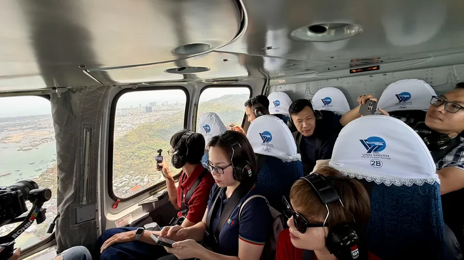 Tour trực thăng ngắm cảnh phục vụ 48 khách trong ngày đầu khai thác Tour trực thăng ngắm cảnh phục vụ 48 khách trong ngày đầu khai thác