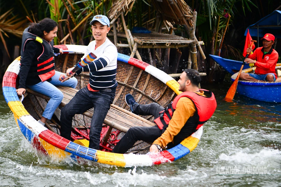 Trải nghiệm chèo thuyền thúng ở Hội An: Du khách Nhật say mê Trải nghiệm chèo thuyền thúng ở Hội An: Du khách Nhật say mê