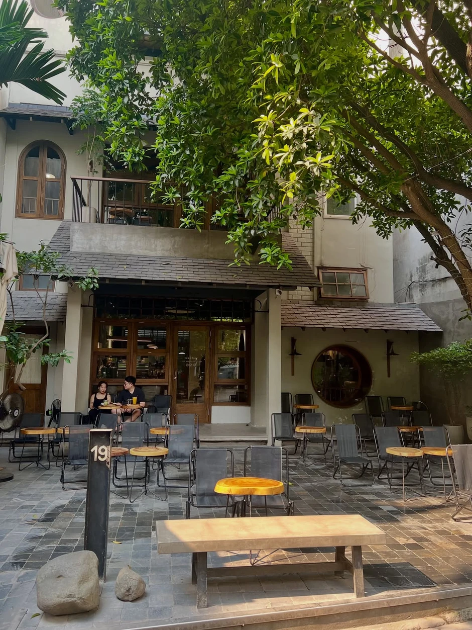 Trải nghiệm mùa thu Hà Nội: 10 quán cà phê có góc nhìn tuyệt đẹp