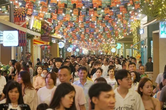 Trải nghiệm phố đêm du lịch đầu tiên ở Hạ Long