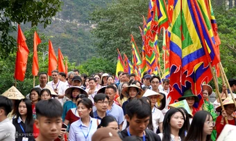Tràng An đông nghẹt du khách ngày khai hội