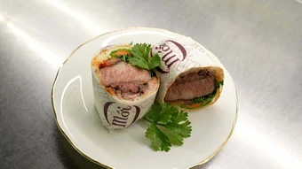 Tranh luận quanh ổ bánh mì 200.000 đồng