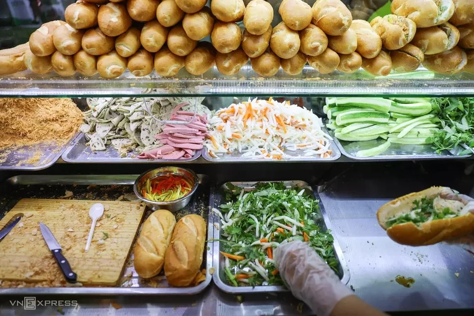 Tranh luận quanh ổ bánh mì 200.000 đồng Tranh luận quanh ổ bánh mì 200.000 đồng