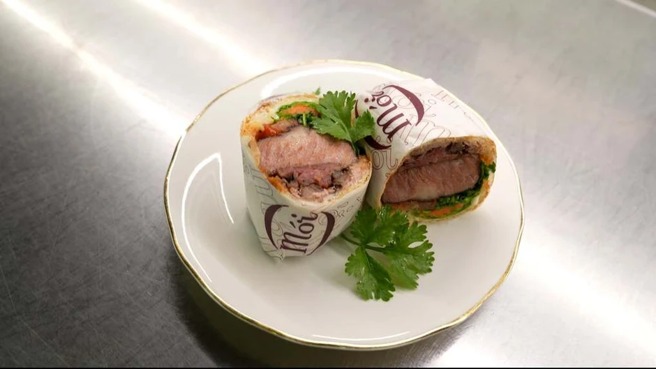 Tranh luận quanh ổ bánh mì 200.000 đồng Tranh luận quanh ổ bánh mì 200.000 đồng
