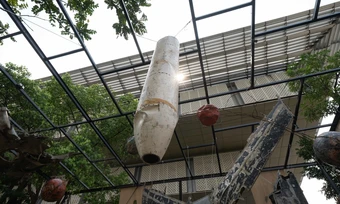 Treo xác máy bay lên cao cho khách ngắm