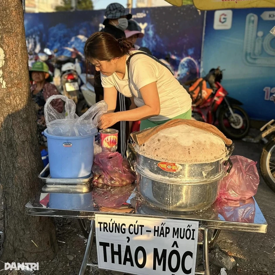 Trứng cút ủ muối bán 3.000 quả/ngày ở TPHCM: Cầu kỳ, vị như trứng luộc? Trứng cút ủ muối bán 3.000 quả/ngày ở TPHCM: Cầu kỳ, vị như trứng luộc?