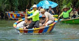 Từ căn cứ cách mạng đến ngôi làng nổi tiếng thế giới với màn "múa thúng"