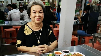 Từ con nợ suýt tự tử thành bà chủ quán mì tôm hút khách thế giới