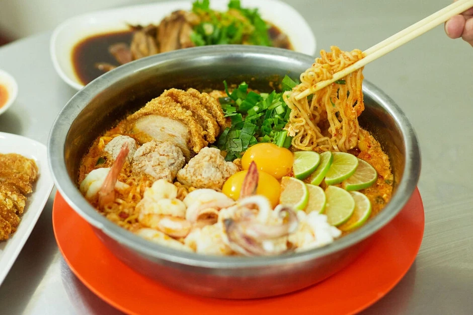 Từ con nợ suýt tự tử thành bà chủ quán mì tôm hút khách thế giới