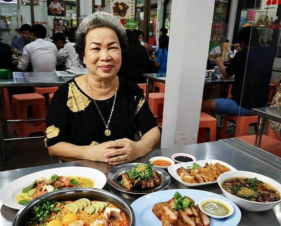 Từ con nợ suýt tự tử thành bà chủ quán mì tôm hút khách thế giới