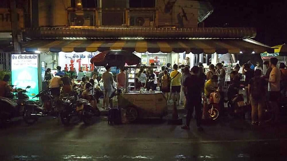 Từ con nợ suýt tự tử thành bà chủ quán mì tôm hút khách thế giới