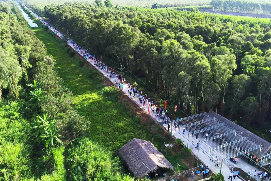 Về Cà Mau nghe kể chuyện Bác Ba Phi, đờn ca tài tử trên xuồng Về Cà Mau nghe kể chuyện Bác Ba Phi, đờn ca tài tử trên xuồng